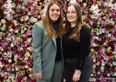 Tiffany van Lenten en Iris Bakker bij de bloemenmuur die is ontworpen van Tiffany.